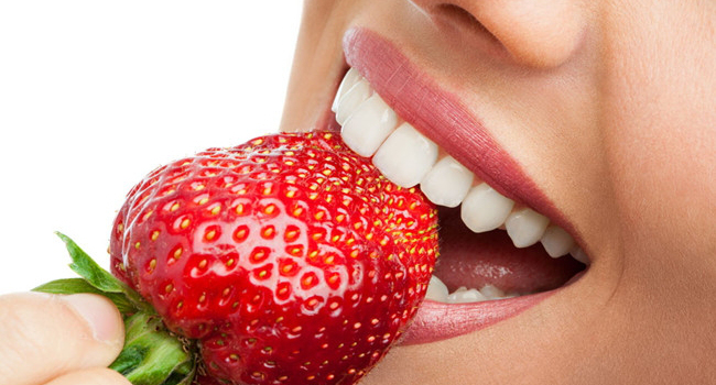 Teeth whitening with strawberry at home